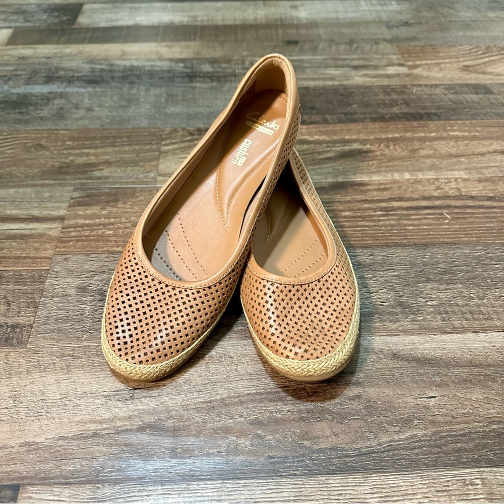 Clarks Collection Soft Cushion Perforated Espadrille Flat. Ladies size 9